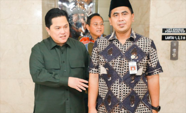 Ketum PSSI Erick Thohir didampingi Wagub Jateng Taj Yasin memberi keterangan pers, Jumat (8/8/2025)/Foto: Humas Jateng